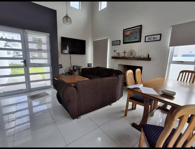 4 BEDROOM HOUSE FOR SALE IN LAMPIESBAAI